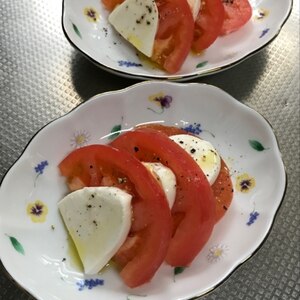 簡単サラダ♪トマトとモッツァレラのカプレーゼ
